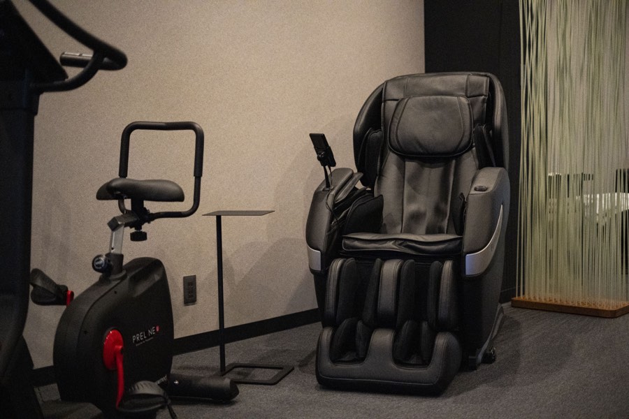 仮眠や休息に使えるマッサージチェア