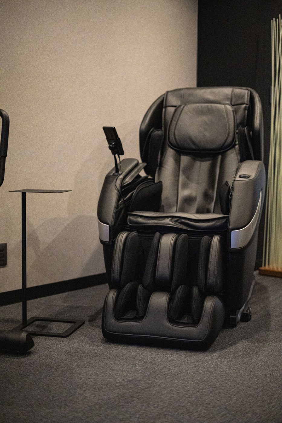 静かな部屋に置かれたマッサージチェア